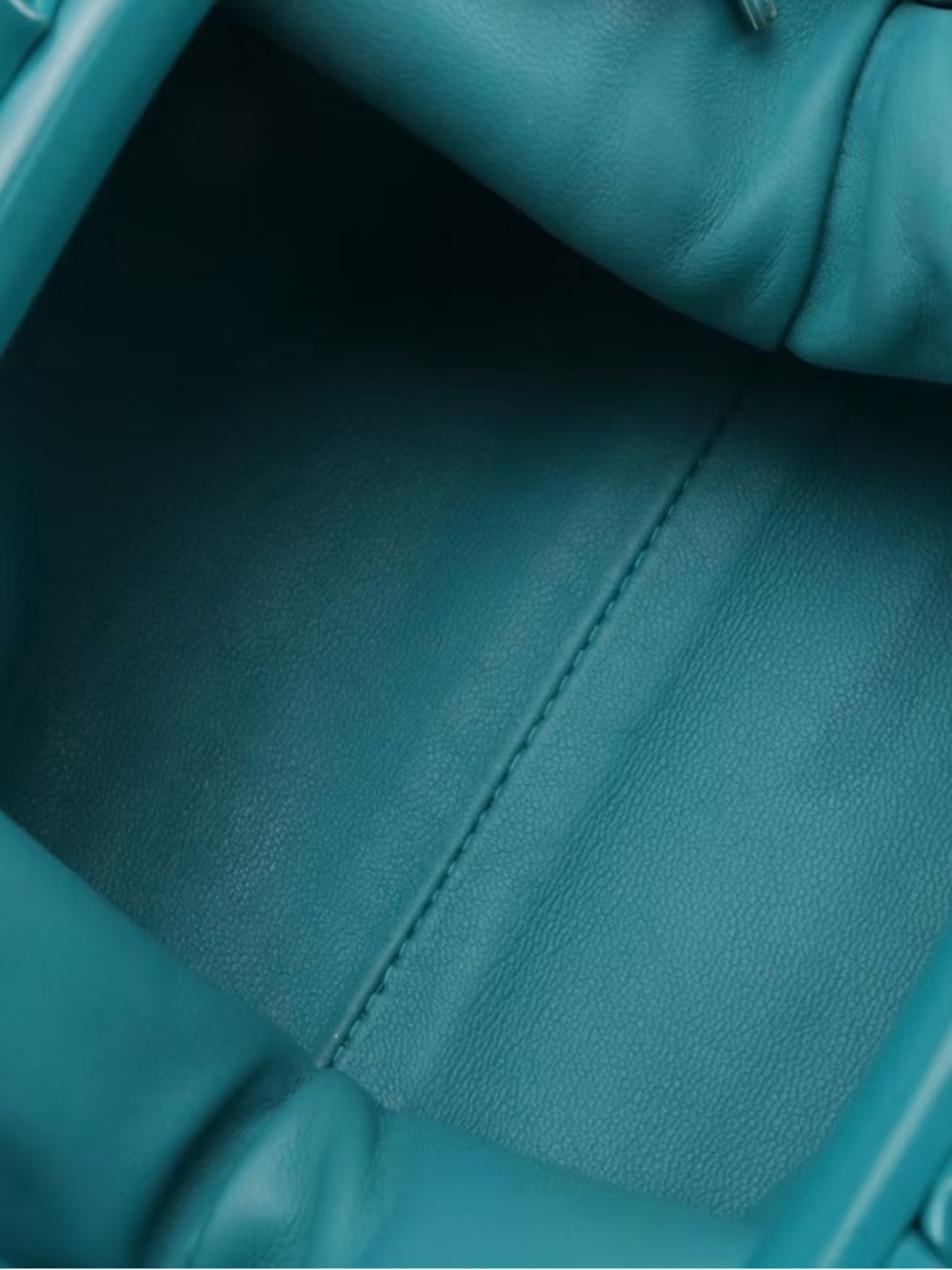 Bottega Veneta Beaded Strap Mini
Pouch Crossbody Bag in Shiny
Turquoise Leather - Picture 5 of 8